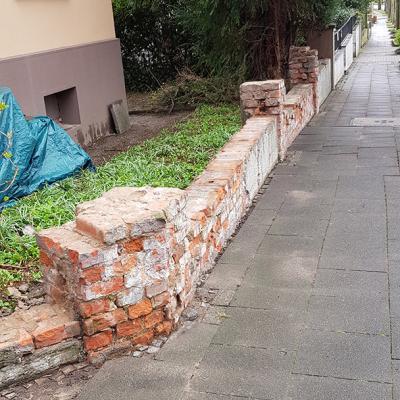 Außenmauer neu verputzt, vorher